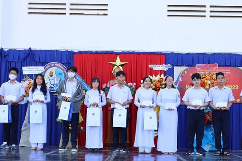 Trường ĐH Luật TPHCM trao học bổng cho học sinh tỉnh Khánh Hòa