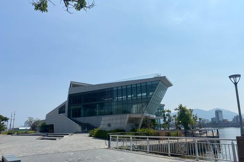 Cận cảnh bến du thuyền bỏ hoang ở bên bờ sông Hàn