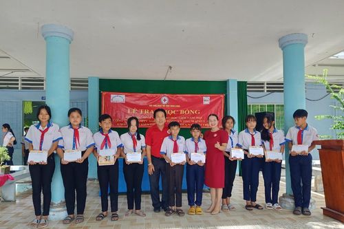 Trao 120 suất học bổng cho học sinh khó khăn ở Vĩnh Long