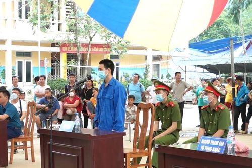 Nam thanh niên dùng gậy gỗ đâm bố thủng ruột