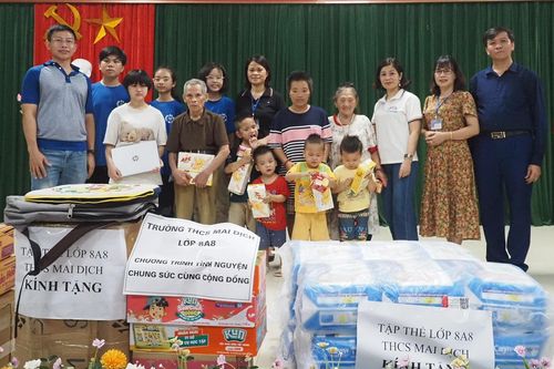 Học sinh Thủ đô vượt hàng trăm km để trao thiết bị học tập