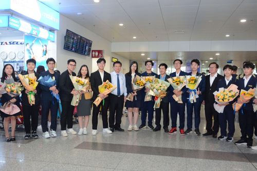 Thứ trưởng Nguyễn Hữu Độ chúc mừng đoàn học sinh dự ISEF 2023