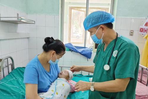 Cứu thành công bé gái 2,5 tháng tuổi bị lún sọ sau tai nạn