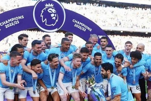 HLV Pep Guardiola và các cầu thủ Man City vui mừng, rạng rỡ bên cup vô địch Ngoại hạng Anh 20022/23