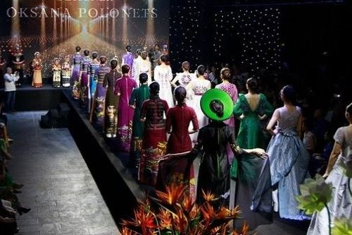 'Sắc màu di sản': Màn giao lưu giữa áo dài và trang phục thêu truyền thống