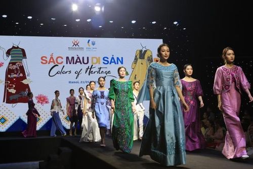 Đặc sắc đêm trình diễn trang phục thêu truyền thống 'Sắc màu Di sản'