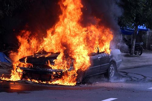 Những vật dụng có thể gây cháy nổ ô tô khi trời nắng nóng