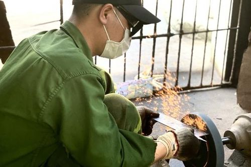 Những người thợ rèn vất vả mưu sinh dưới thời tiết nắng nóng