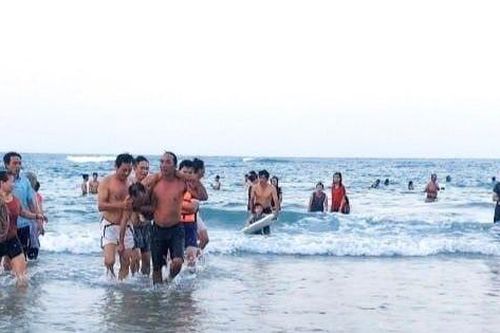 Thượng úy công an phối hợp cứu người bị đuối nước