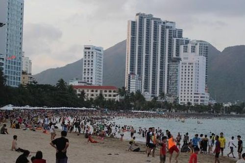 Người dân đổ xô ra biển Nha Trang 'giải nhiệt'