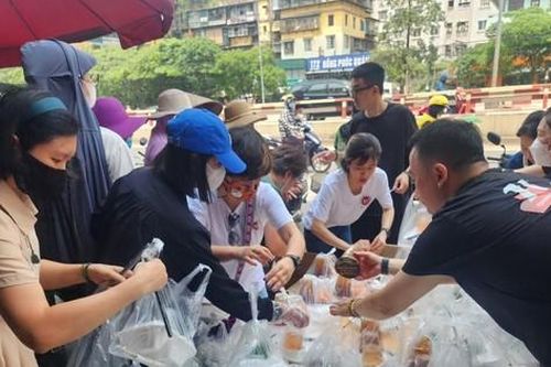 Suất cơm 2.000 đồng 'ngon không tưởng' giúp người khó khăn