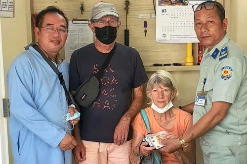 Du khách nhận lại tài sản đánh rơi khi đi khám bệnh