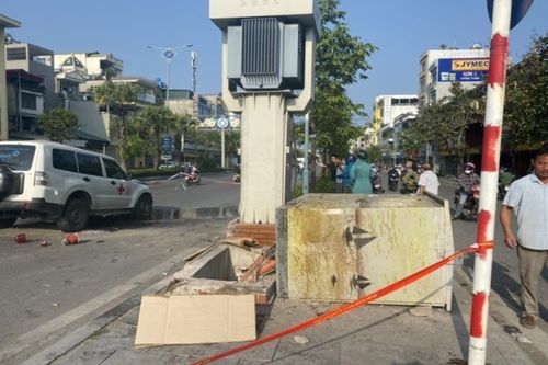 Xe cứu thương lao vào tủ điện, tài xế tử vong