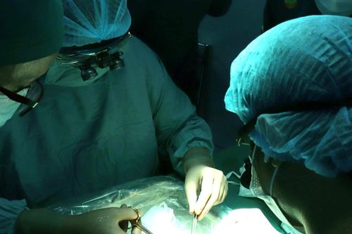 Bệnh viện thông báo hoãn ghép tạng, cha mẹ lo lắng tìm đường sống cho con