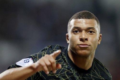 Mbappe tỏa sáng cùng Messi, PSG chạm một tay vào chức vô địch
