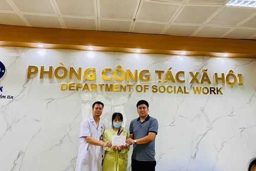 Trao hơn 33 triệu đồng đến em Đinh Thị Ngọc Anh bị ung thư xương