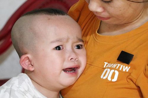 Tính mạng mong manh của đứa trẻ mắc hai căn bệnh hiểm nghèo
