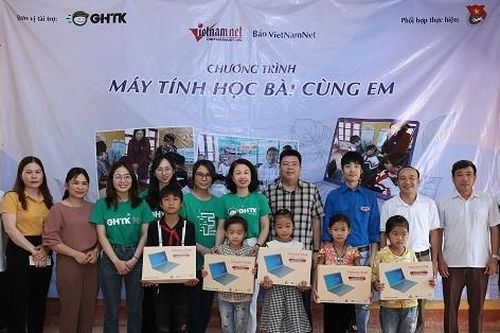 'Máy tính học bài cùng em' đến với các điểm trường vùng cao