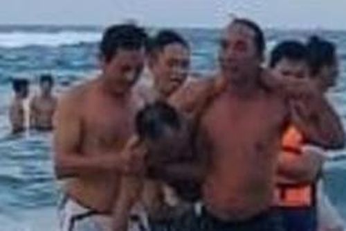 Phó công an phường cùng người dân cứu người đuối nước