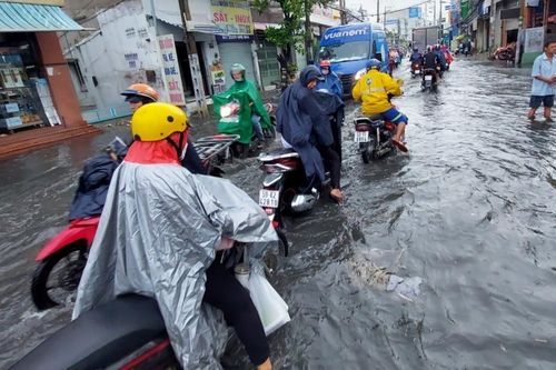 Mưa xối xả cuối chiều, nhiều tuyến đường ở TP Thủ Đức ngập như sông