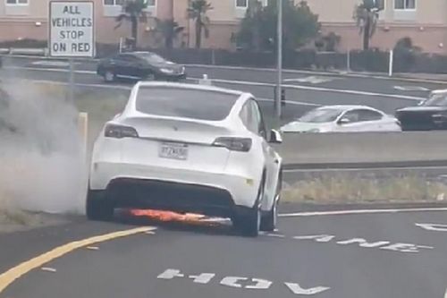 Khách bức xúc trước thái độ dửng dưng của Tesla sau khi xe bốc cháy