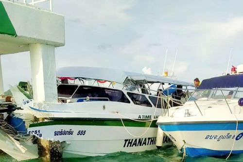 Tàu cao tốc đâm trúng cột mốc trên biển, hơn 30 du khách bị thương