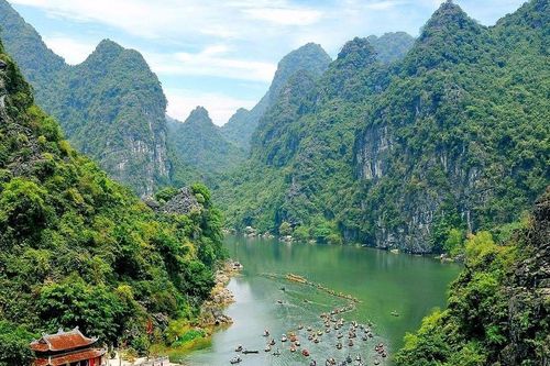 Báo Tây hết lời ca ngợi Ninh Bình, khuyên du khách 'đừng bỏ qua món dê núi'