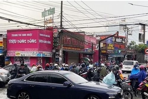 Đồng Nai: Mưa lớn kéo dài gây ngập sâu, nhiều xe chết máy