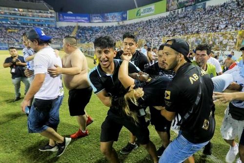 El Salvador điều tra vụ giẫm đạp tại sân vận động khiến hơn 100 người thương vong