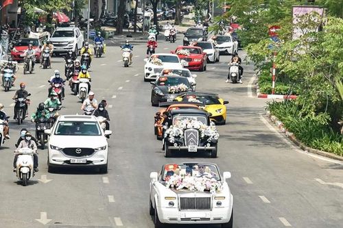 Đám cưới siêu xe khủng xuất hiện trên đường phố Hà Nội