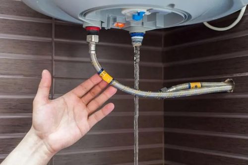 Bình nóng lạnh dùng lâu tích đầy cặn bẩn: Làm theo cách này để cặn tự trôi ra hết, không cần gọi thợ