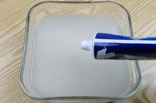 Hòa kem đánh răng với nước vo gạo: Việc đơn giản có lợi ích không ngờ, giải quyết vấn đề nhà nào cũng gặp
