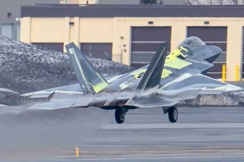 Mỹ phục hồi thành công tiêm kích F-22 bị rơi một năm trước