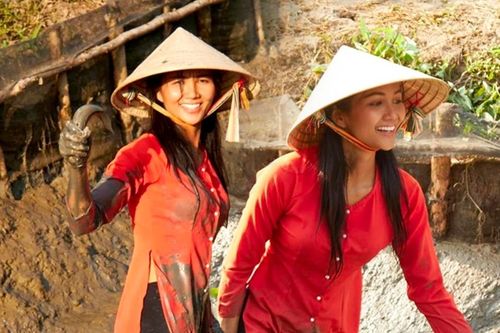H'Hen Niê được khen ngợi hết lời với hình ảnh lội bùn bắt cá, netizen: 'Thương em ở cái chất mộc mạc!'
