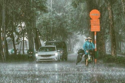 Mưa lớn áp sát miền Bắc, kết thúc chuỗi ngày nắng nóng đỉnh điểm