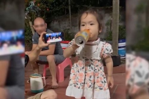 Bé gái 3 tuổi cất tiếng ca 'Gặp nhau giữa rừng mơ', giọng hát thế nào mà hút 5 triệu lượt xem?