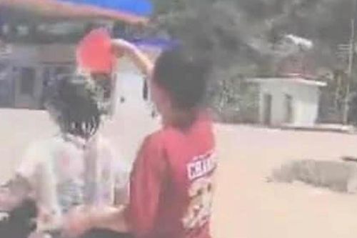 Vừa đi xe máy vừa dội nước tắm cho nhau trên đường, 2 nữ sinh nhận kết 'đắng'