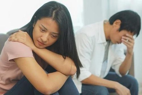 Chồng nổi nóng bắt tôi nghỉ việc vì làm cùng công ty với bạn trai cũ