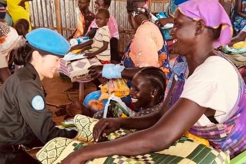 Hội Phụ nữ Bộ Công an Việt Nam tặng quà cho phụ nữ khuyết tật tại Nam Sudan