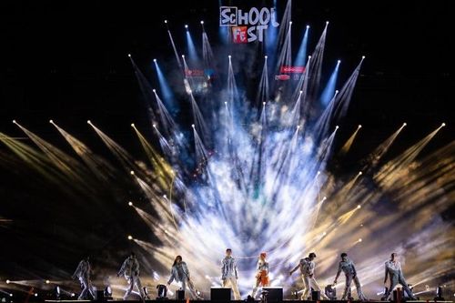 Sân khấu 'thế kỷ' School Fest đưa hàng vạn sinh viên vào 'thiên hà âm thanh'