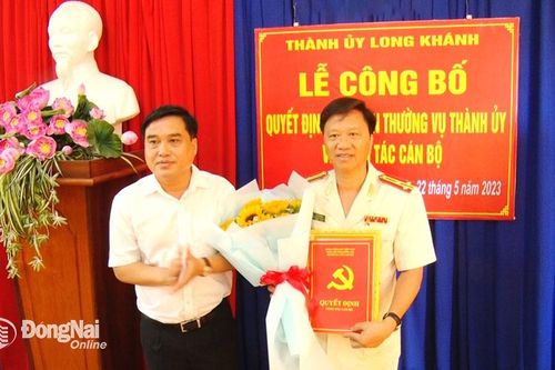 Trao quyết định chỉ định Bí thư Đảng ủy Công an TP.Long Khánh