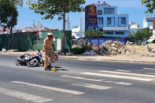 Xe máy tông nhau, 2 người nhập viện cấp cứu