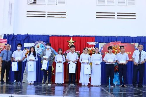 Trường Đại học Luật TP. Hồ Chí Minh: Trao tặng 30 suất học bổng cho học sinh Trường THPT Chuyên Lê Quý Đôn