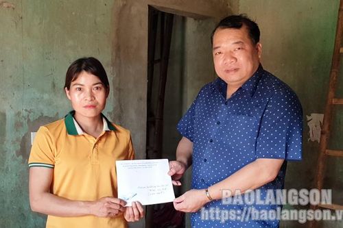 Thăm, tặng quà gia đình người lao động bị tai nạn lao động nhân tháng hành động về an toàn vệ sinh lao động