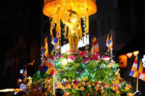 Hàng nghìn người tham dự lễ rước Phật mừng Phật đản tại Thủ đô Hà Nội