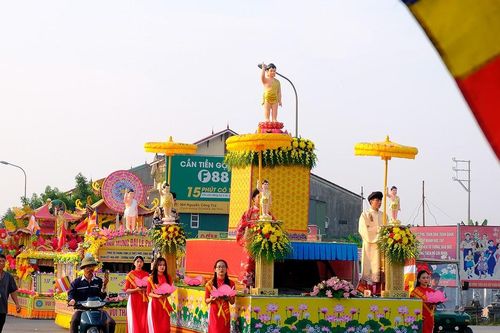 Hà Tĩnh: Ban Trị sự Phật giáo tỉnh trang nghiêm lễ rước Phật đản sinh về lễ đài chính