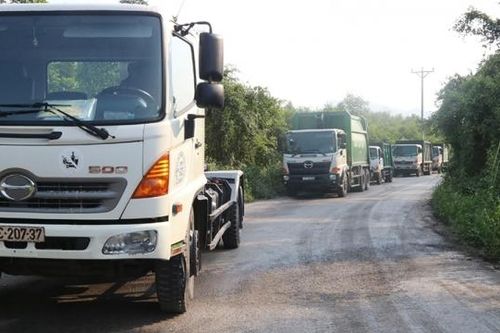 Hạ Long (Quảng Ninh): Người dân chặn xe chở rác vào bãi xử lý rác Vũ Oai