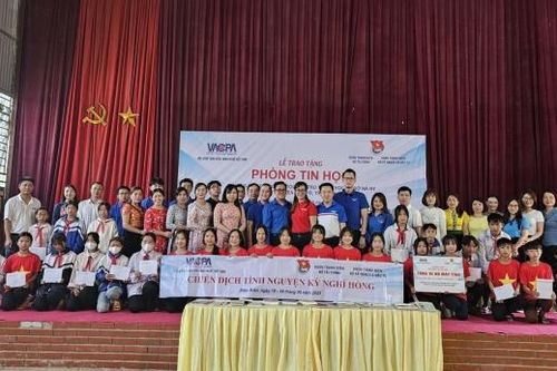 Trao tặng học bổng và 32 máy tính cho học sinh Điện Biên