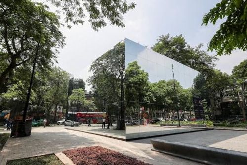 Độc đáo triển lãm với bốn khối gương khổng lồ ở vườn hoa Hà Nội