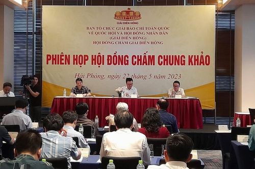 Họp Hội đồng chấm chung khảo Giải Diên Hồng